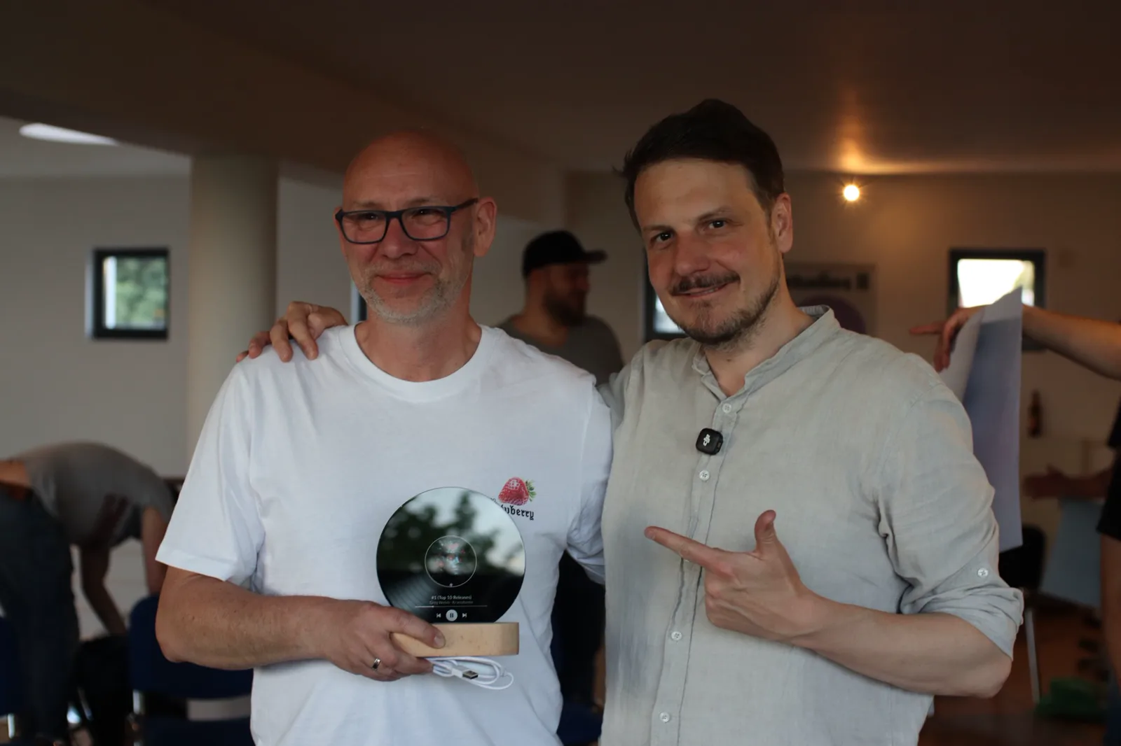 Greg Welsh bekommt beim hearbeat Get-together seinen Pokal von Daniel