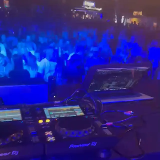 Markus legt auf seinem Festival auf